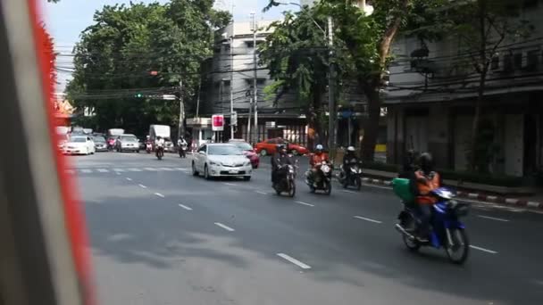 Bangkok, Thailand - oktober 20, 2012. Trafik på gatorna i Bangkok. Bilar, taxi, cyklar flytta ner på gatan i soliga dag. — Stockvideo