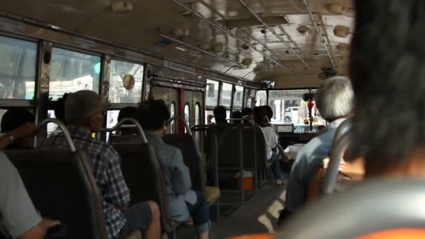 BANGKOK, TAILANDIA - 22 de octubre de 2012. La gente va en autobús. Disparo desde el interior del transporte público . — Vídeo de stock