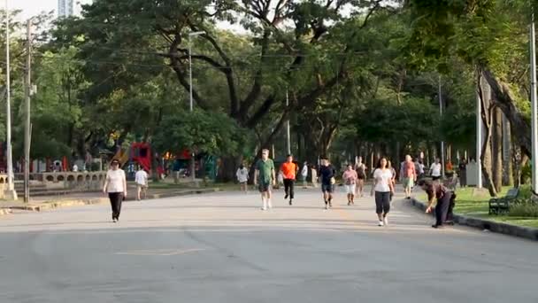 Bangkok, Thailand - 21 oktober 2012. Mensen zijn Jogging in de avond na het werk. Lumpini Park in Bangkok. — Stockvideo