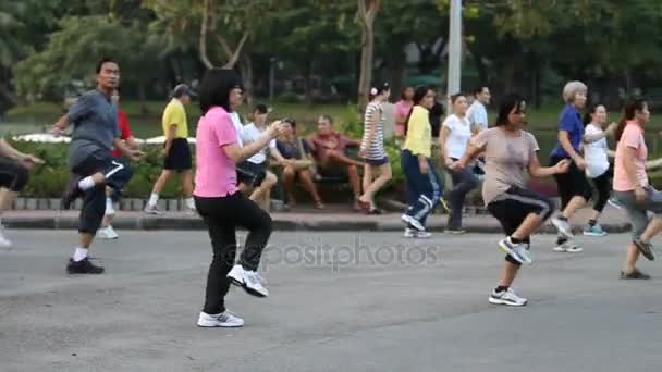 Bangkok, Tayland - 20 Ekim 2012. Ücretsiz şarj aerobik grup dersleri Lumpini Park olarak. Farklı insanların bir araya gelip müzik ile egzersizleri yapın. — Stok video