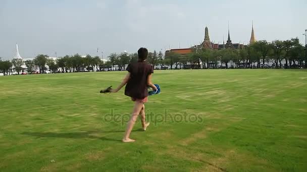 Turista sonriendo felizmente en el campo en el parque frente al Palacio Real. Bangkok, Tailandia . — Vídeo de stock