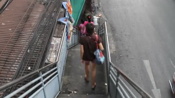 Bangkok, Tayland - 20 Ekim 2012. Kadın-turistik bir yaya köprüsü merdivenlerden geliyor. Şehirde trafik. — Stok video