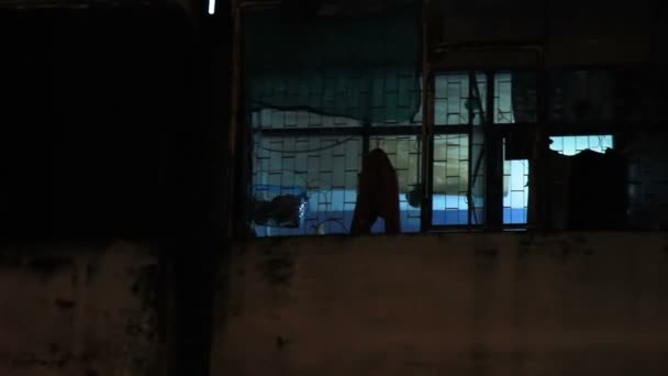 Nuit dans un bidonville à Bangkok. Fenêtre avec ventilateur de travail. Thaïlande . — Video