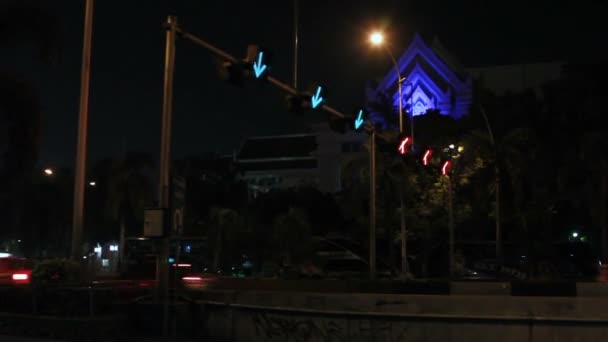BANGKOK, TAILANDIA - 23 de octubre de 2012. Tráfico nocturno en Bangkok. Señales de calle iluminadas - flechas y cruces . — Vídeos de Stock