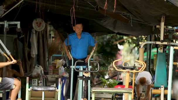 Bangkok, Tayland - 24 Ekim 2012. Açık havada derme çatma spor salonunda eğitim insanlar. Lumpini park. — Stok video