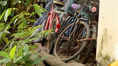 Bangkok, Tayland - 24 Ekim 2012. Eski paslı Bisiklet Lumpini Park ahırda park.