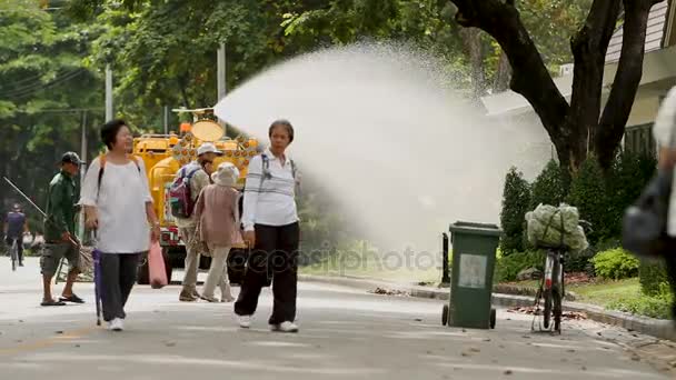 BANGKOK, TAILANDIA - 24 de octubre de 2012. Riego de plantas y árboles con una máquina de riego especial. Parque Lumpini . — Vídeos de Stock