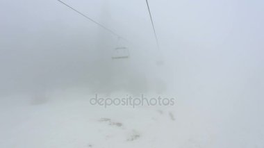 Turistleri teleferik sis ile kabin devam. Sabah erken gezi yukarıda Mestia, Gürcistan'daki sisli orman.