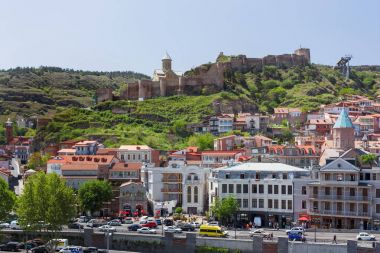 Tiflis, Gürcistan - 01 Mayıs 2017. Panorama görünümünü Tbilisi, Georgia ülkenin başkenti. Narikala kale tepe üzerinde ile şehrin eski bölümü.