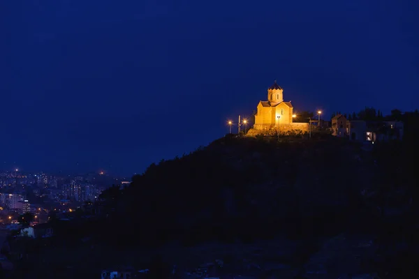 Vista noturna sobre o Mosteiro Tabor da Transfiguração. Tbilisi, Geórgia país . — Fotografia de Stock