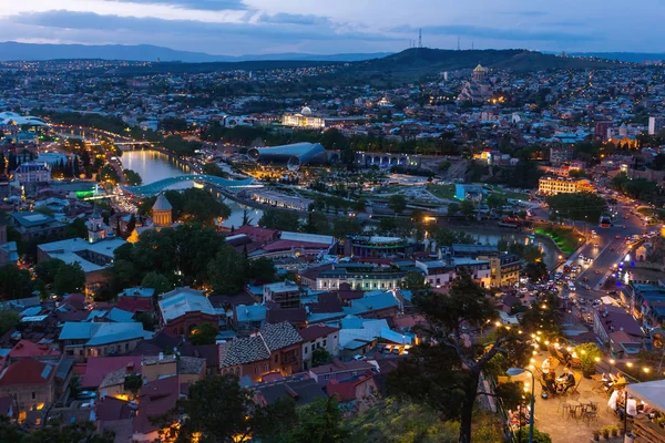 Vista panorámica al atardecer de Tiflis, capital del país de Georgia — Foto de Stock
