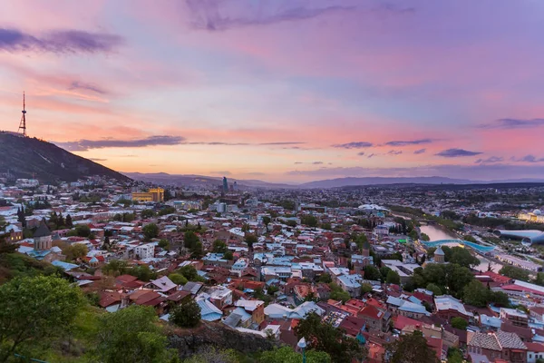 Vista panorámica al atardecer de Tiflis, capital del país de Georgia . — Foto de Stock