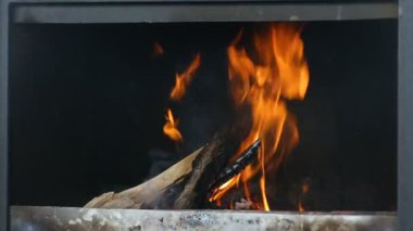 Ocağı yakacak odun yanık. Yangın alevler ile kırsal arka plan.