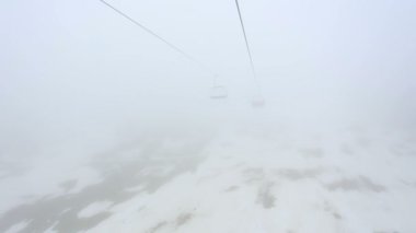 Turistleri teleferik sis ile kabin devam. Sabah erken gezi yukarıda Mestia, Gürcistan'daki sisli orman.