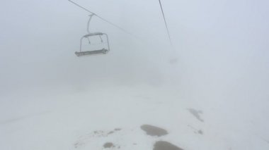 Turistleri teleferik sis ile kabin devam. Sabah erken gezi yukarıda Mestia, Gürcistan'daki sisli orman.