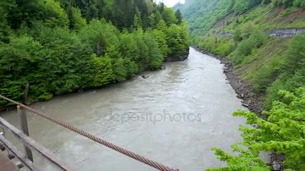 Asma köprü bir dağ nehir üzerinde sallanan. Svaneti, Gürcistan ülke. — Stok video