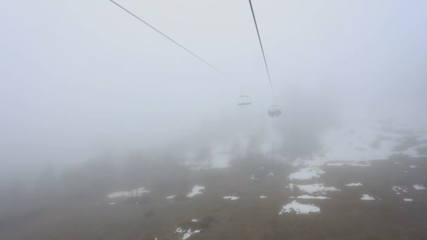 Turister gå i stugor på ropewayen genom dimman. Tidig morgon resa över dimmiga skogen i Mestia, Georgien. — Stockvideo