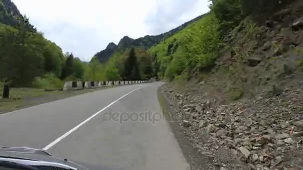 Viaja en coche por las carreteras de Svaneti. Viaje por carretera a través de bosques y montañas. Georgia . — Vídeos de Stock