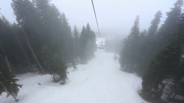 Turisté jít v kabinách na lanovku mlhou. Ranní výlet nad mlžný Les Mestia, Gruzie. — Stock video