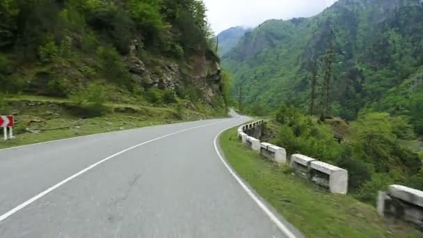 Utazás autóval, Svaneti utakon. Közúti utazás keresztül, erdők és hegyek között. Grúzia. — Stock videók