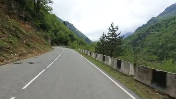 Viaja en coche por las carreteras de Svaneti. Viaje por carretera a través de bosques y montañas. Georgia . — Vídeos de Stock