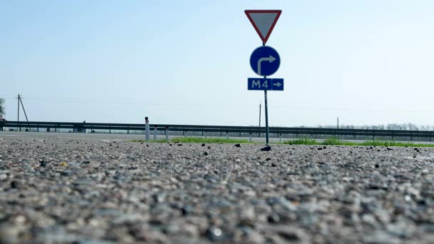 Straßenschild - Einfahrt zur mautpflichtigen Autobahn m4 don. Lastwagen und Autos fahren an einem Verkehrsschild vorbei. — Stockvideo
