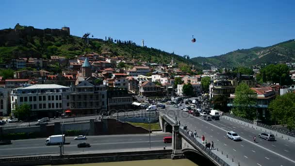 TBILISI, GEORGIA - 1 de maio de 2017. Praça Meidan, marco da cidade velha. Muitas lojas de souvenirs turísticos, café, restaurantes — Vídeo de Stock