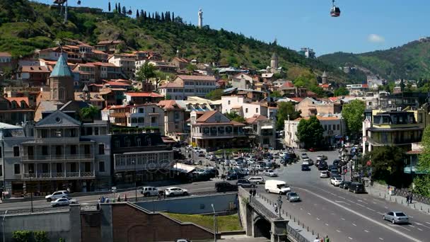 TBILISI, GEORGIE - 1er mai 2017. Place Meidan, point de repère de la vieille ville. Beaucoup de boutiques de souvenirs touristiques, café, restaurants. Cabine de câble se déplaçant sur la rue . — Video