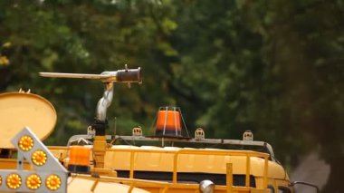 Bangkok, Tayland - Octoberf 24, 2012. Bitkiler ve ağaçlar bir özel sulama makine ile sulama. Lumpini park.