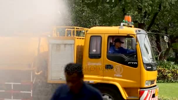 BANGKOK, THAILAND - Octoberf 24, 2012. Mengairi tanaman dan pohon dengan mesin pengairan khusus. Taman Lumpini . — Stok Video