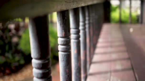 Primer plano de imágenes de detalles arquitectónicos: balaustres de madera moldeados finos. Puerto en Lumpini park, Bangkok, Tailandia . — Vídeos de Stock