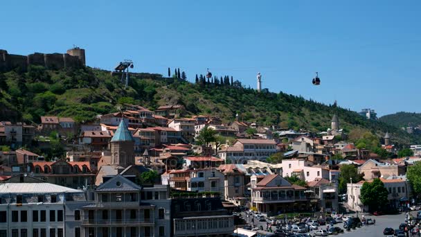 Tbilisi, Gruzie - 1. května 2017. Meidan náměstí, dominantou starého města. Kabel silniční kabina pohybující se přes ulici. Památník Kartlis Deda matka gruzínské — Stock video