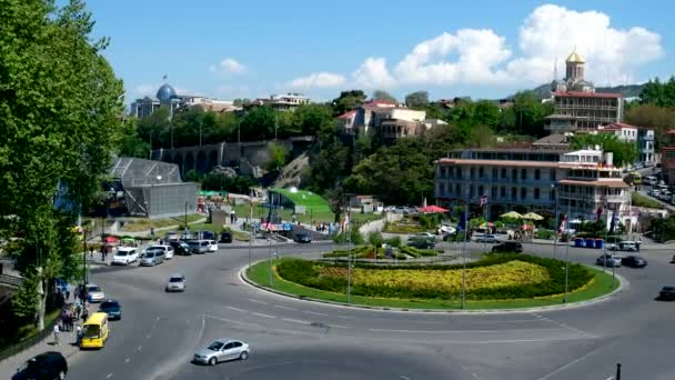 Tbilisi, Gruzja - 01 maja 2017 r. Plac Europy z żyłką ruchu w pobliżu parku Rike. — Wideo stockowe