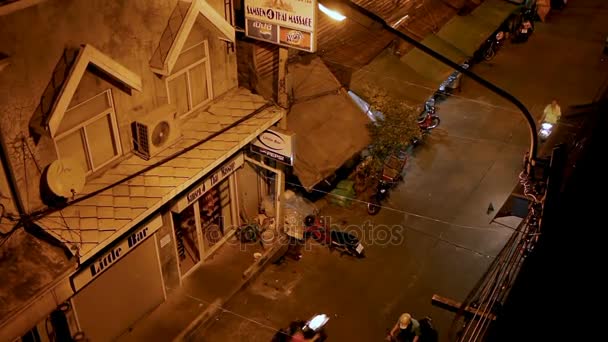 Bangkok, Thaiföld - október 25, 2012. Légi éjszakai kilátás Soi Samsen. Zárt masszázs-szalon és bár. — Stock videók