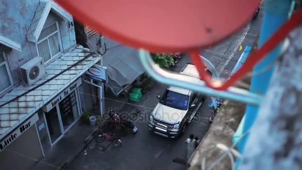 泰国曼谷-2012 年 10 月 25 日。室外电视天线，红色的卫星天线，Soi Samsen 在背景上。清晨. — 图库视频影像