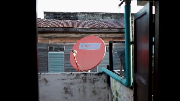 Бангкок, Таїланд - 25 жовтня 2012 р. Зовнішньої антени телевізора, червоний супутникова тарілка, Soi Samsen на фоні. Ранній ранок. — стокове відео