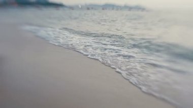 Deniz sörf. Dalgalar kumsalda alıştırma. Pattaya, Tayland. Lens bebek tatlı 35mm ile shooted