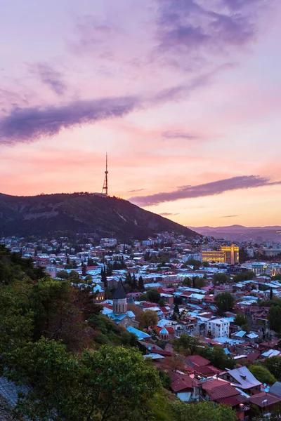 Vista panorámica al atardecer de Tiflis, capital del país de Georgia, desde la fortaleza de Narikala . — Foto de Stock