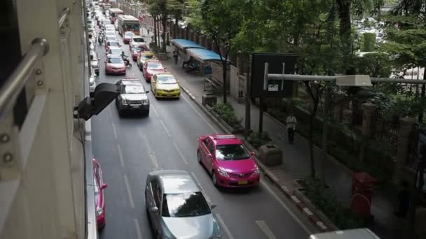 Бангкок, Таиланд - 29 октября 2012 года. Дорожное движение, вид сверху на движущиеся автомобили и мотоциклы . — стоковое видео