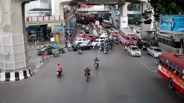 BANGKOK, TAILANDIA - 29 de octubre de 2012. Tráfico por carretera, vista superior de coches en movimiento y motocicletas . — Vídeos de Stock