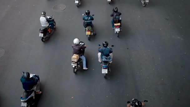 Бангкок, Таиланд - 29 октября 2012 года. Дорожное движение, вид сверху на движущиеся автомобили и мотоциклы . — стоковое видео