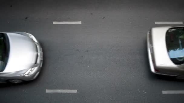 ПАТТАЙЯ, ТАИЛАНД - 30 октября 2012 года. Дорожное движение, вид сверху на движущиеся автомобили и мотоциклы . — стоковое видео