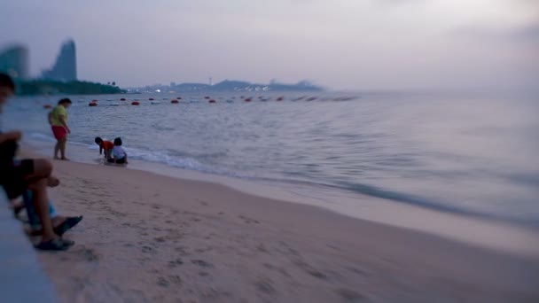 芭堤雅-2012 年 10 月 30 日。孩子们沐浴在海中。海浪抹去玩孩子脚印在沙滩上。拍摄镜头婴儿甜 35 毫米 — 图库视频影像