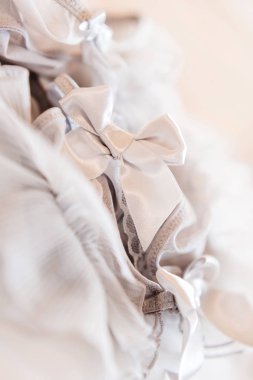 Gelin jartiyer. Gelinin geleneksel sembolik aksesuar. Gri dantel yay ile. Yakın çekim.