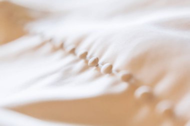 Dantel ipek kumaş düğmeli. Düğün elbise detay. Seçici odak.