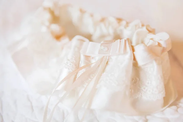 Menyasszonyi harisnyakötő. Menyasszony hagyományos szimbolikus tartozék. Bézs csipke szalagok és strassz. — Stock Fotó
