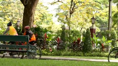 Bangkok, Tayland - 24 Ekim 2012. İnsanlar Lumpini park bisiklet sürmek.