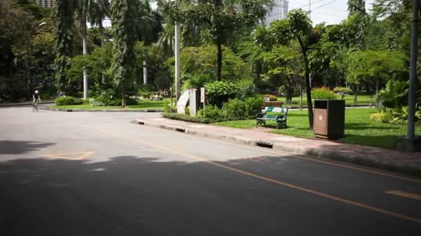 Bangkok, thailand - 24. oktober 2012. Menschen fahren fahrräder im lumpini park. — Stockvideo