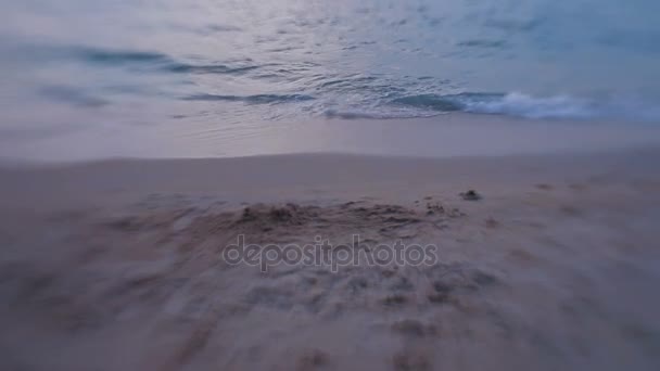 Tengeri surf. hullámok átfedésben a homokos parton. Pattaya, Thaiföld. A lencse baba édes 35 mm-es shooted — Stock videók