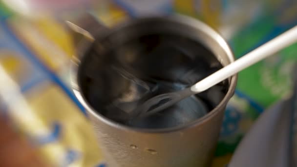 PATTAYA, TAILANDIA - 30 de octubre de 2012. La taza de hierro con agua y hielo. Tradición asiática de servir bebidas en el café. Disparo con lente bebé dulce 35mm — Vídeos de Stock